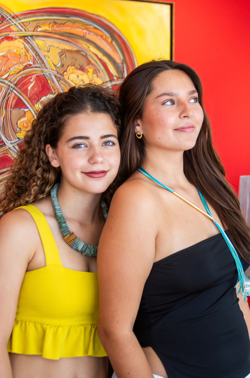 Dos mujeres luciendo joyas Vera